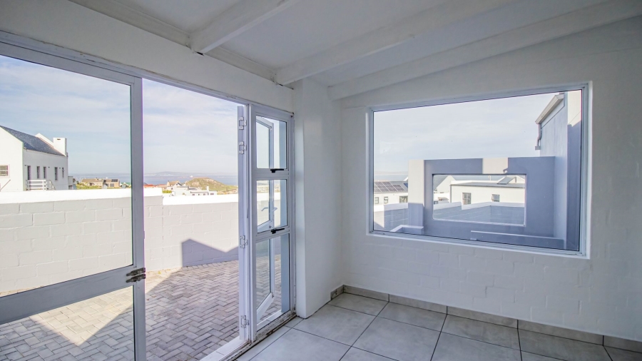 4 Bedroom Property for Sale in Hoogland Western Cape